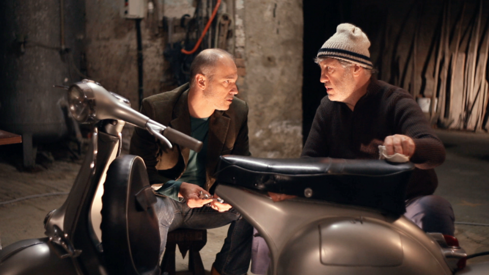 Gli attori Fabrizio Rizzolo (Sx) e Mauro Mozzani (Dx) rispettivamente Tonino e Beppe, in una scena del film.