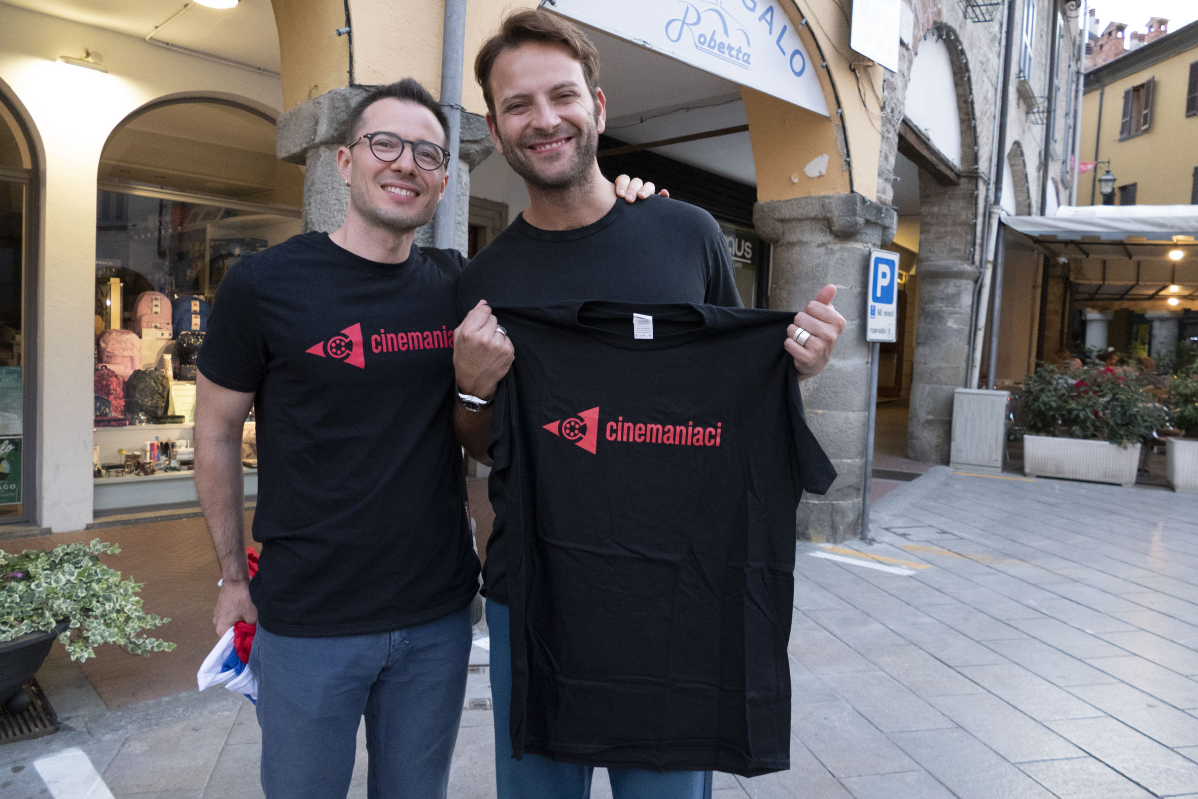 Alessandro Borghi con la maglietta e il presidente di Cinemaniaci Piero Verani